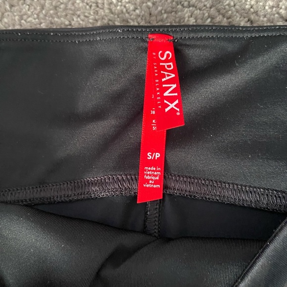 NEW Spanx Faux Leather Matte Black
Camo Leggings Shapewear Size S - Picture 8 of 9